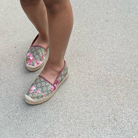 Authentic
GG Logo Monogram Floral Beige Leather Slip-on Espadrille Flats Size 40 - Picture 4 of 4